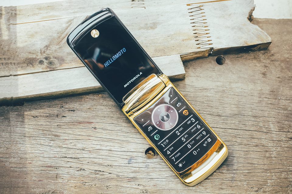 Motorola V8 gold, V3i gold vs V9 Luxury Edition nắp gập sang trọng - 3