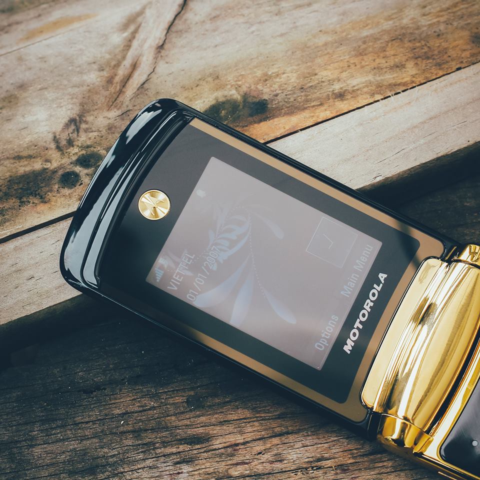 Motorola V8 gold, V3i gold vs V9 Luxury Edition nắp gập sang trọng - 5