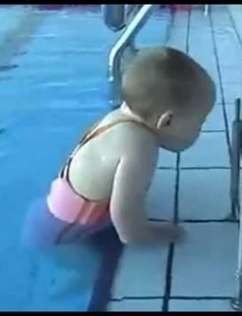 Bé gái 1 năm 9 tháng bơi như người lớn