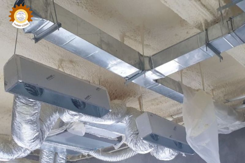 Cách nhiệt trần nhà bằng phương pháp phun bọt xốp PU Foam