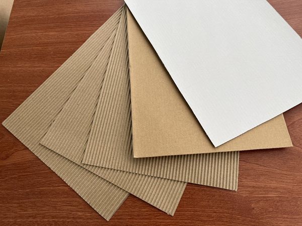 Thiết kế giấy tấm carton 4 lớp với 2 lớp sóng có độ cứng cao.